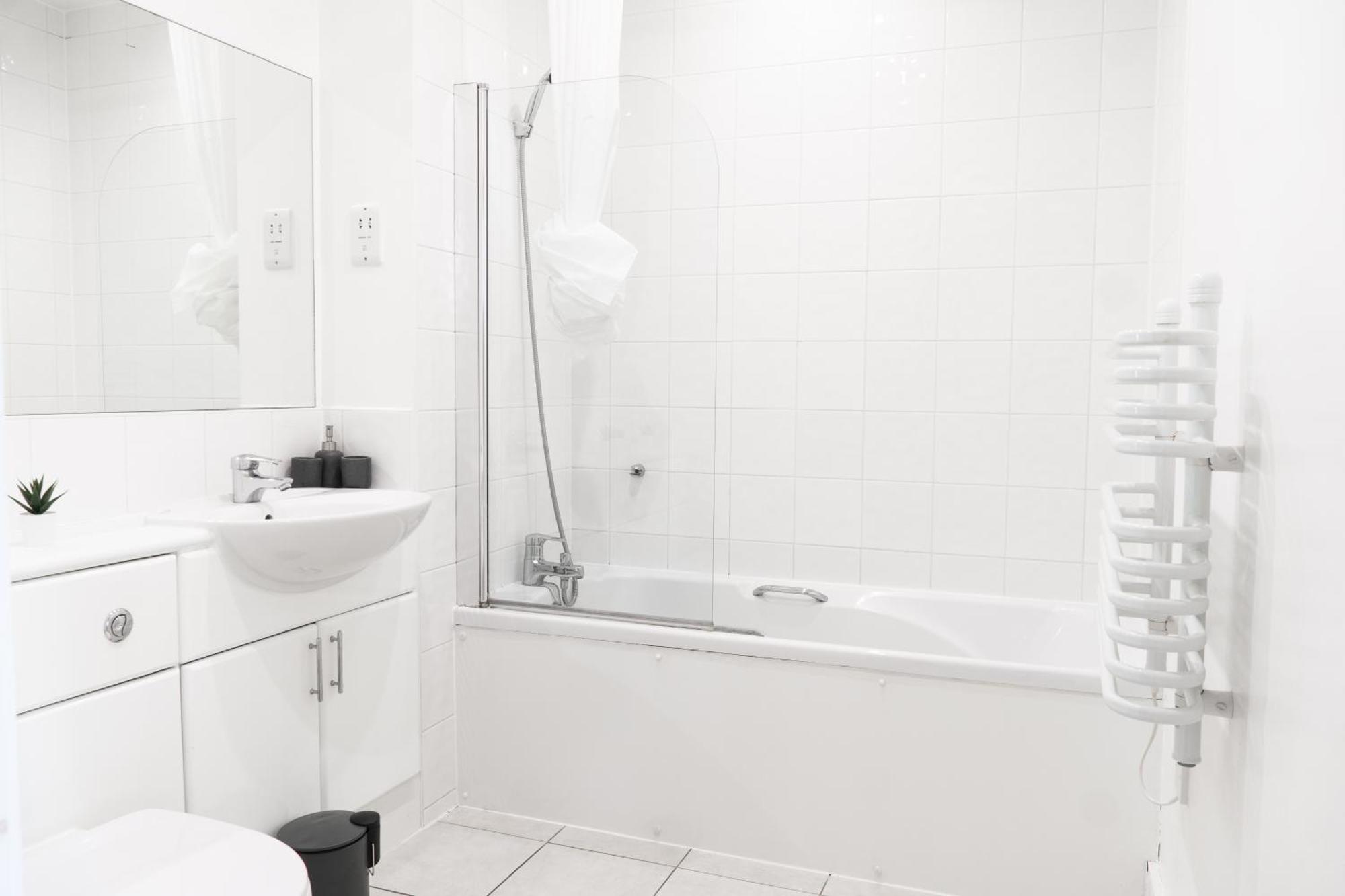The Regency Suite - Modern 2-Bed 1-Bath Apartment 彻特西 外观 照片