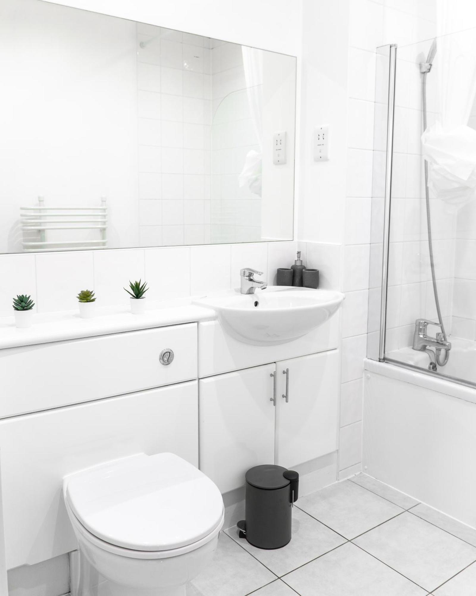 The Regency Suite - Modern 2-Bed 1-Bath Apartment 彻特西 外观 照片