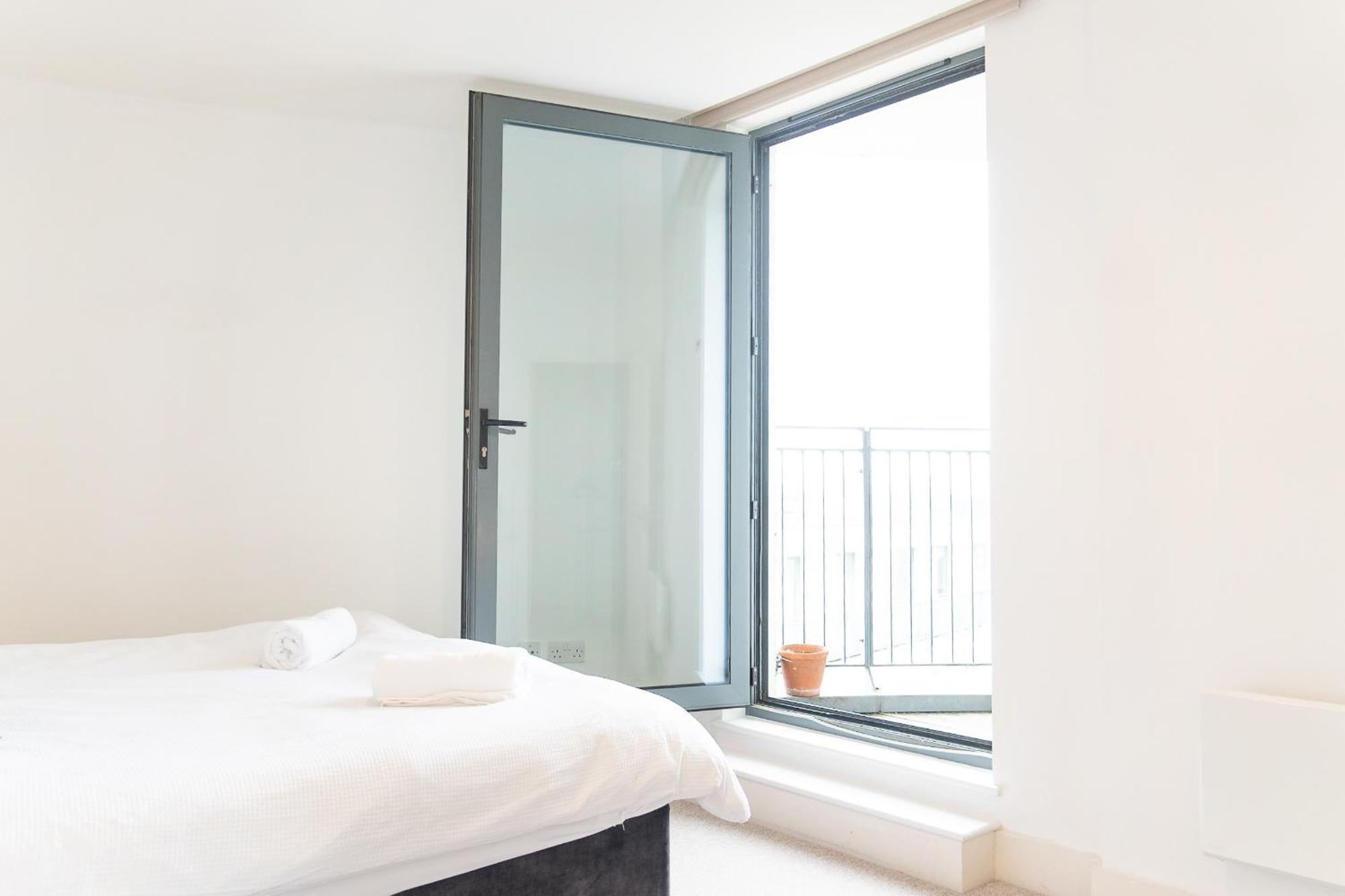 The Regency Suite - Modern 2-Bed 1-Bath Apartment 彻特西 外观 照片
